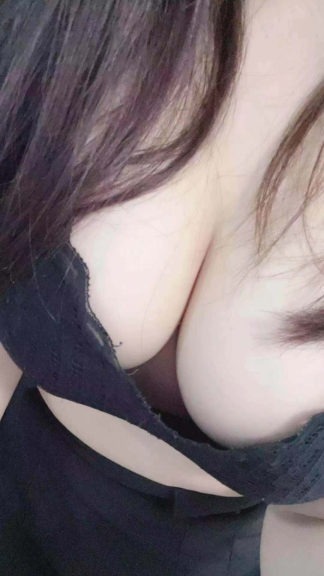 肉肉的女孩，颜值过得去